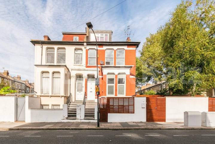 A well-presented one bedroom split-level property to rent on Thornfield Road, W12, available from the start of December Thornfield Road, London, W12,  London