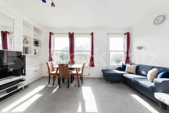 A well-presented one bedroom split-level property to rent on Thornfield Road, W12, available from the start of December Thornfield Road, London, W12,  London