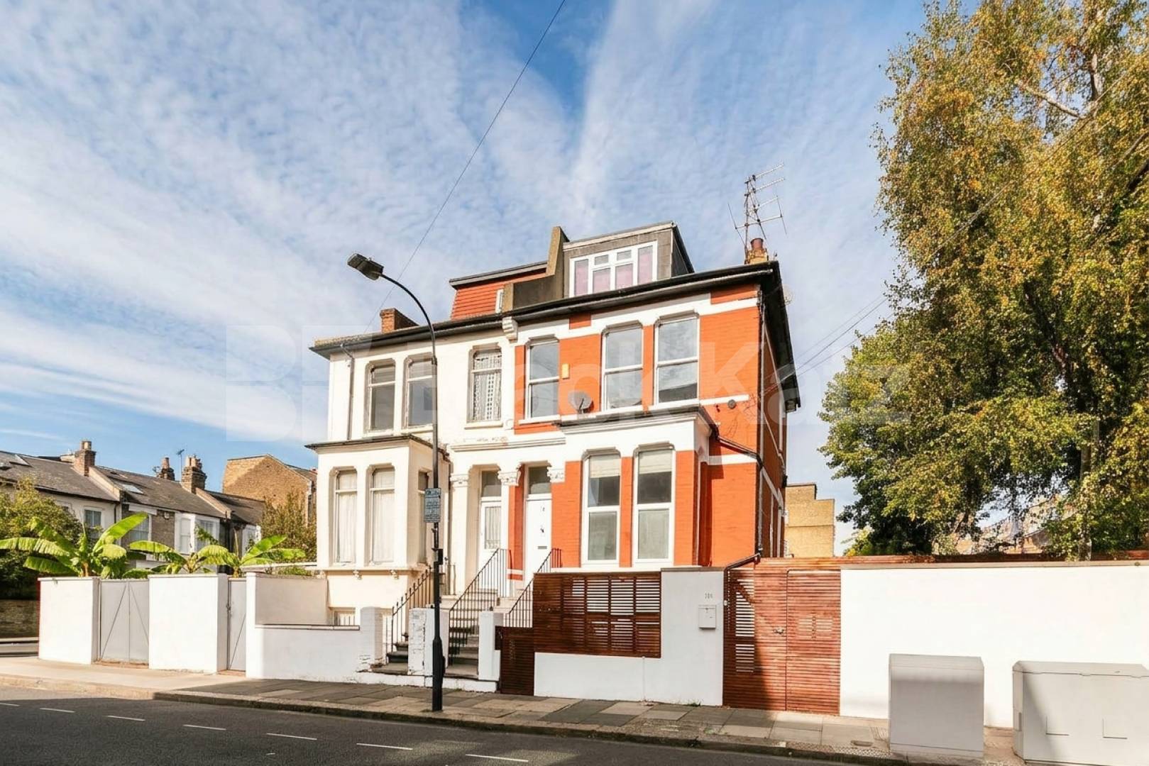 A well-presented one bedroom split-level property to rent on Thornfield Road, W12, available from the start of December Thornfield Road, London, W12,  London