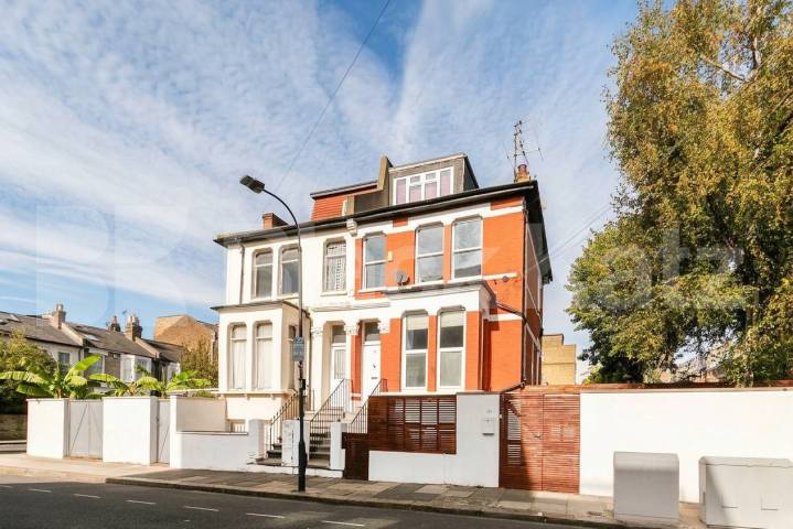 A well-presented one bedroom split-level property to rent on Thornfield Road, W12, available from the start of December Thornfield Road, London, W12,  London