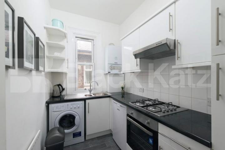 A spacious three-bedroom flat located on Alexandra Road N8 Alexandra Road, Turnpike Lane 