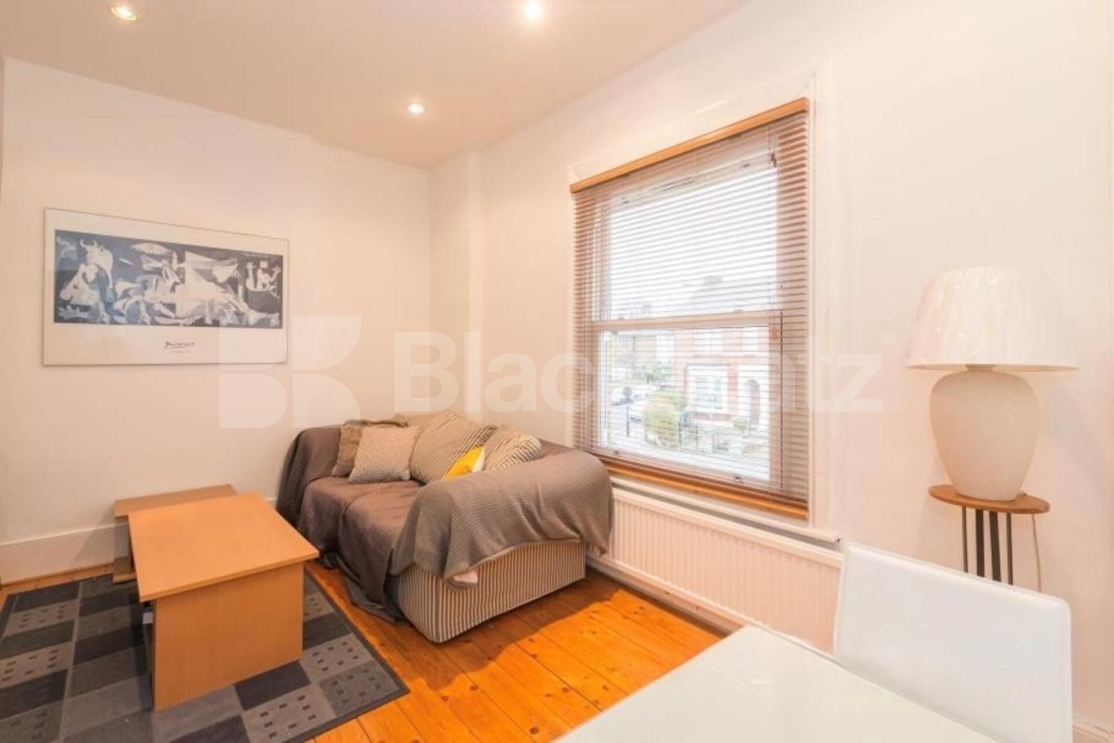 A spacious three-bedroom flat located on Alexandra Road N8 Alexandra Road, Turnpike Lane 