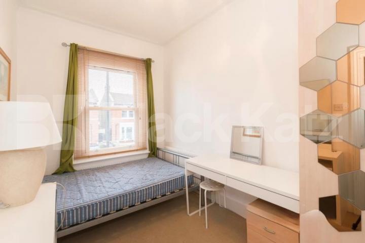 A spacious three-bedroom flat located on Alexandra Road N8 Alexandra Road, Turnpike Lane 