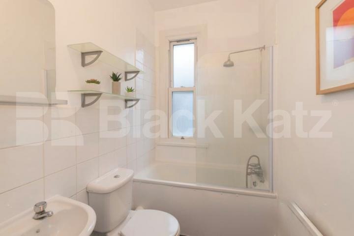 A spacious three-bedroom flat located on Alexandra Road N8 Alexandra Road, Turnpike Lane 