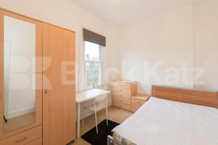 A spacious three-bedroom flat located on Alexandra Road N8 Alexandra Road, Turnpike Lane 