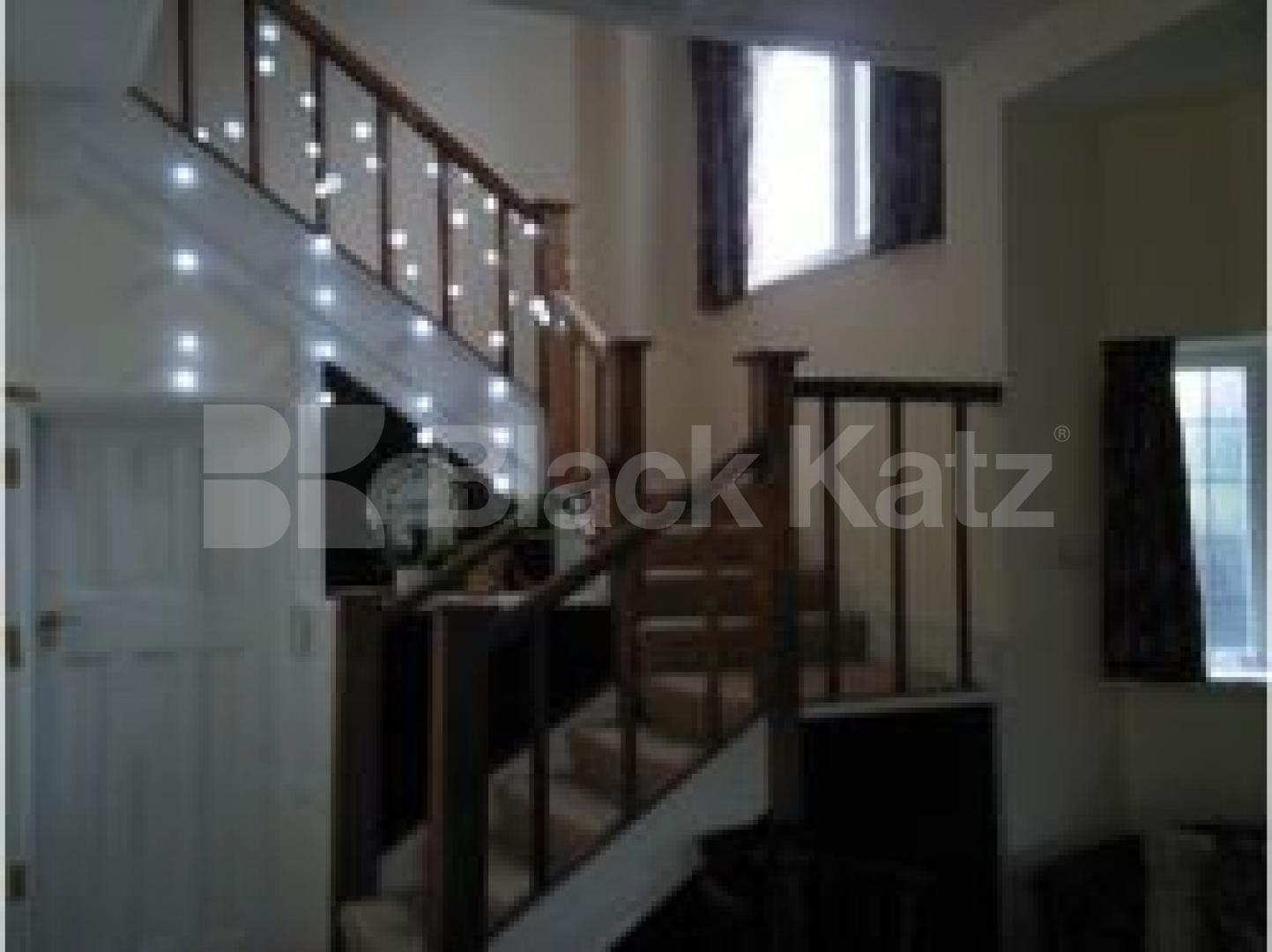 			Studio Apartment, 1 bath, 1 reception Studio			 Great North Road, HIGHGATE