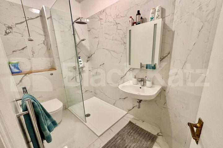 Period charm & contemporary living with private roof terrace Brayburne Avenue, Clapham Old Town 