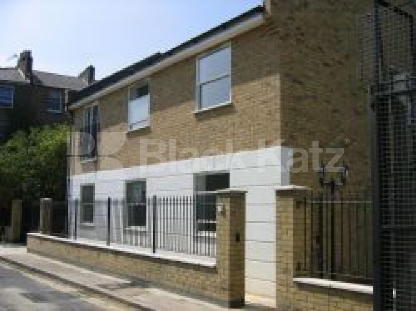 			4 Bedroom, 1 bath, 1 reception Flat			 Auriga Mews, ISLINGTON BORDERS N1