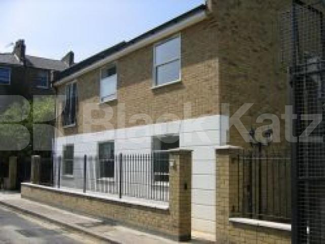 			4 Bedroom, 1 bath, 1 reception Flat			 Auriga Mews, ISLINGTON BORDERS N1
