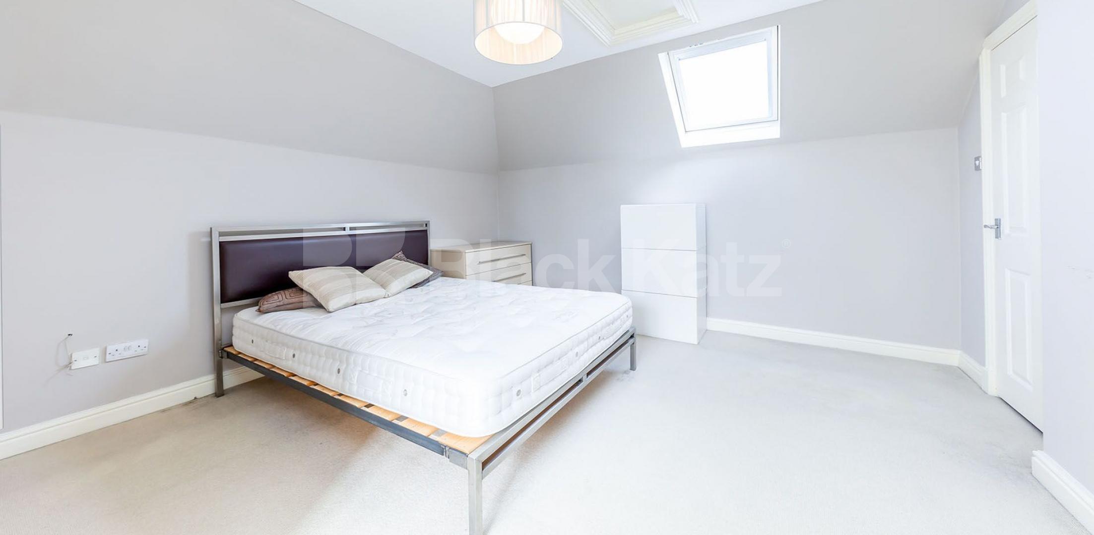 			2 Bedroom, 1 bath, 1 reception Flat			 Newsholme Drive, Winchmore Hill / Enfield 