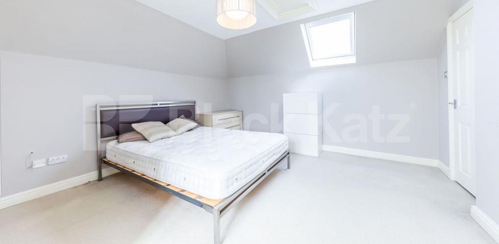 			2 Bedroom, 1 bath, 1 reception Flat			 Newsholme Drive, Winchmore Hill / Enfield 
