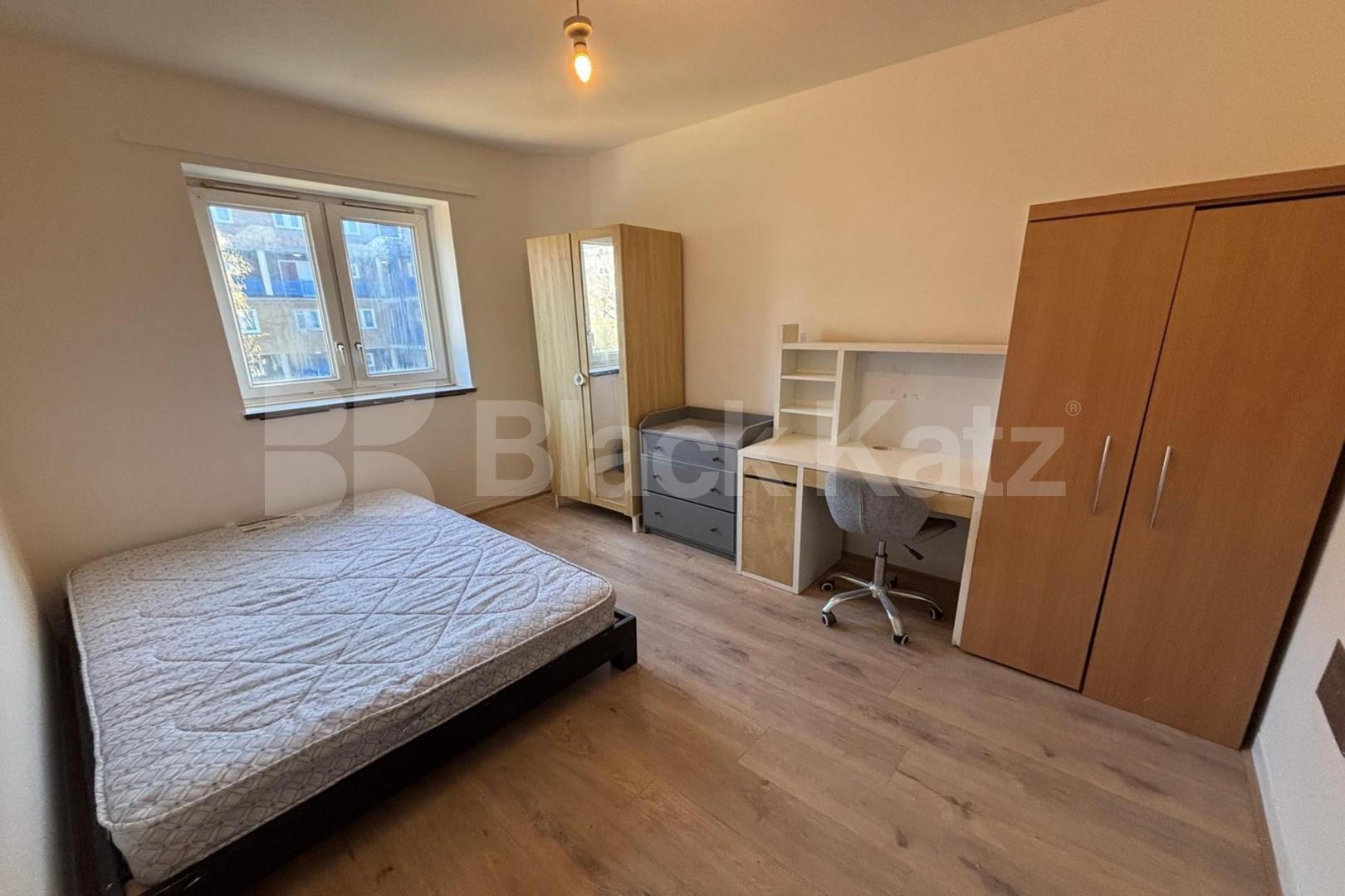 Superbly located & newly redecorated duplex apartment with private patio garden  Burbage Close, Borough 