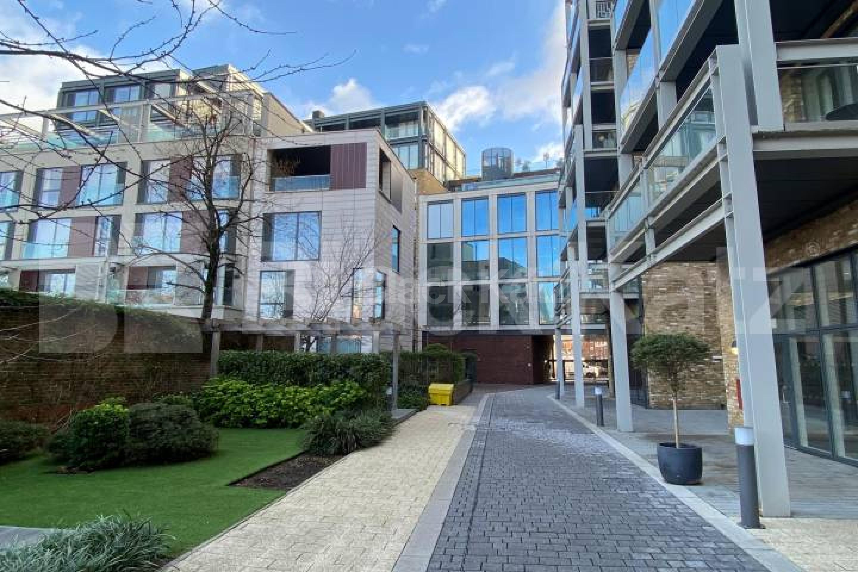 Situated on the ever desirable Borough High Street on the corner of Marshalsea Road, Black Katz London Bridge Office are extremely proud to offer this stunning contemporary apartment.Flooded with natural light this impressive one double bedroomed l Hilary Mews, Brandon House, SE1,  Brandon House SE1