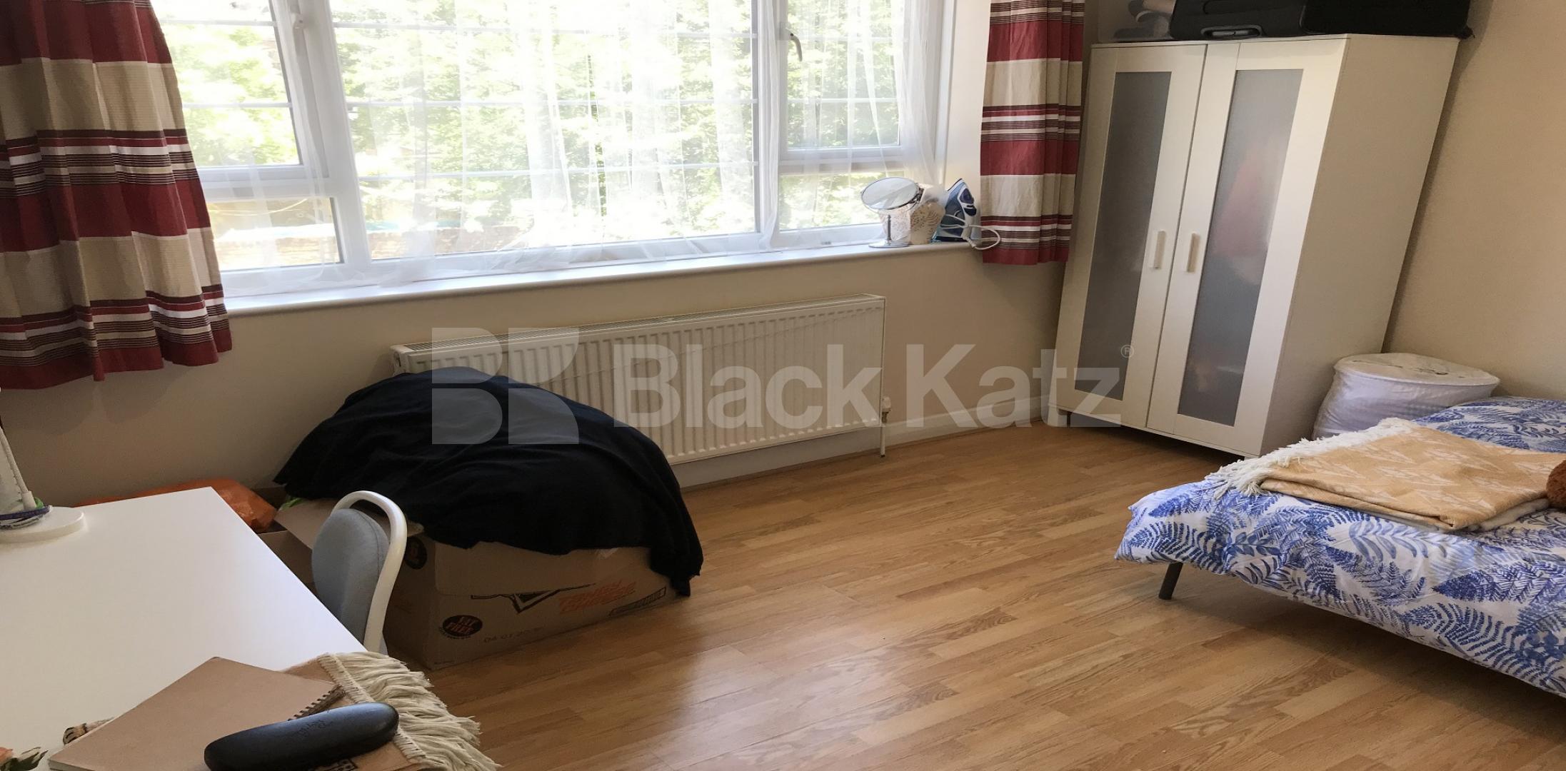 			LET , 3 Bedroom, 1 bath, 0 reception Apartment			 Damien Street , Whitechapel / Aldgate