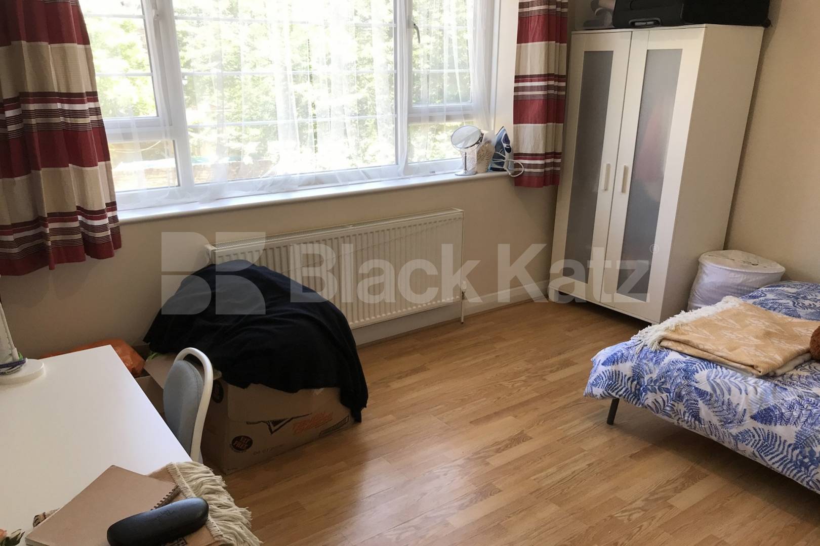 Flooded with natural light & superbly located Damien Street , Whitechapel / Aldgate