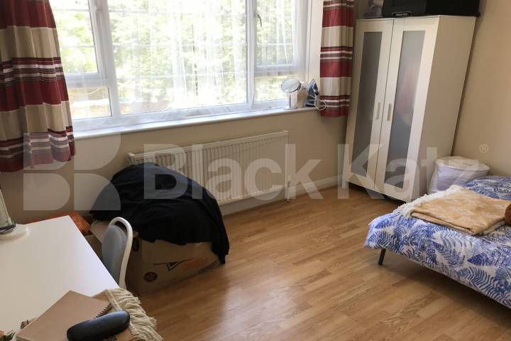 Flooded with natural light & superbly located Damien Street , Whitechapel / Aldgate