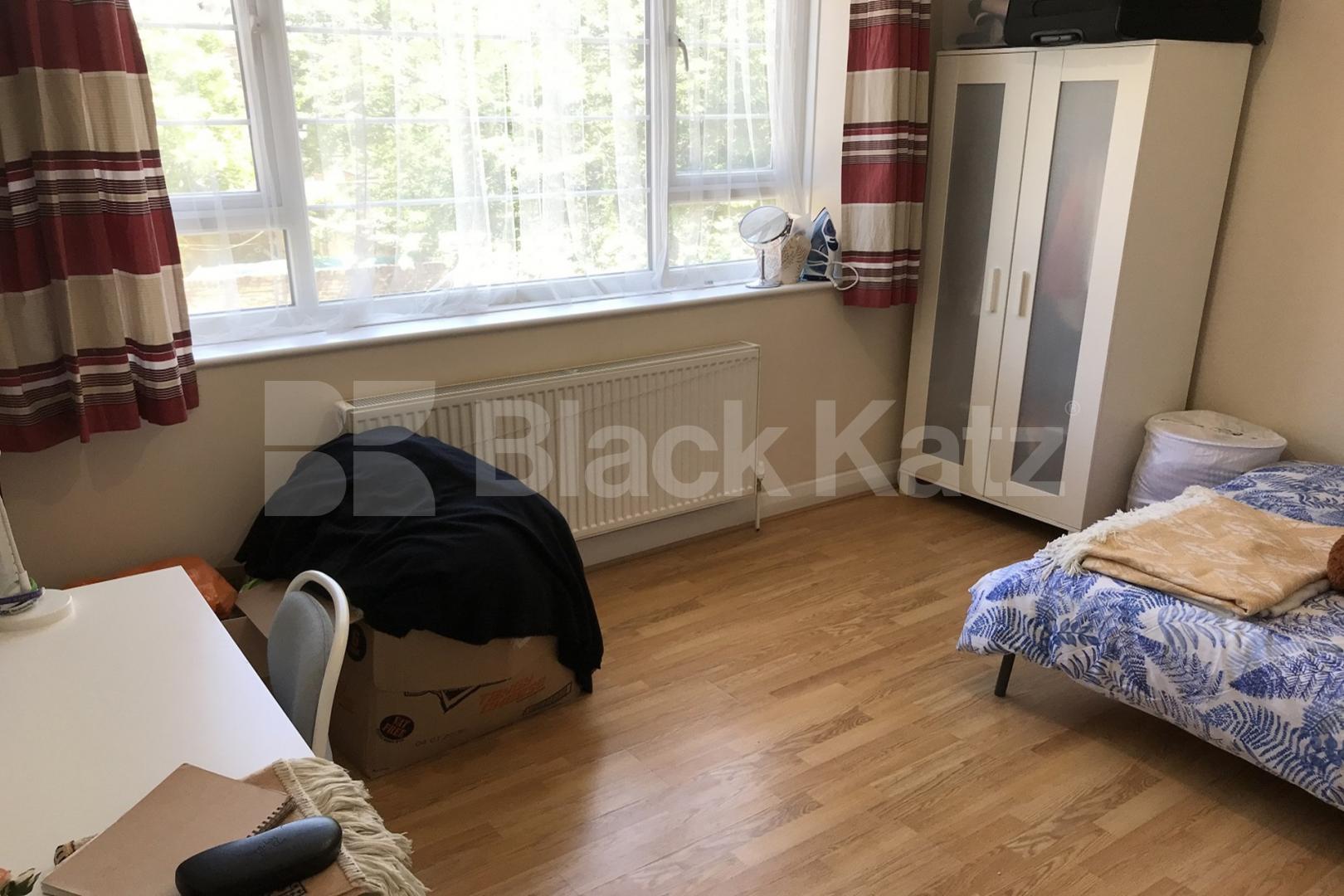 Flooded with natural light & superbly located Damien Street , Whitechapel / Aldgate