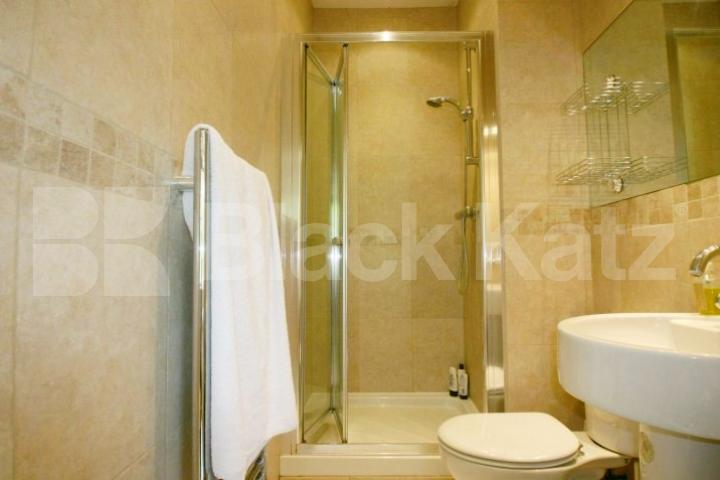 			LARGE 3 BED WITH MEZZANINE LEVEL!, 3 Bedroom, 1 bath, 1 reception Flat			 Frognal, HAMPSTEAD-FROGNAL