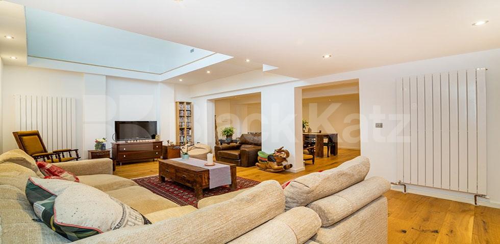 			STUNNING CONVERTED PUB - 3 BED - 2 BATH!, 3 Bedroom, 1 bath, 1 reception Flat			 Wilmot Place, CAMDEN