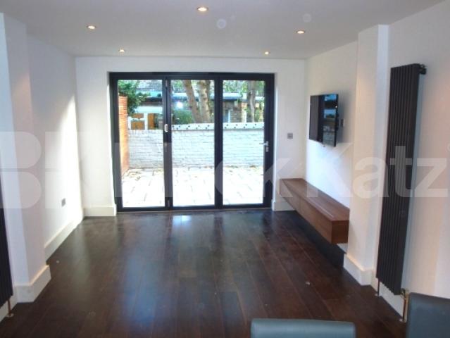 			AMAZING MODERN TWO BED!, 2 Bedroom, 1 bath, 1 reception Ground Floor Flat			 Bradiston road, MAIDA VALE/QUEENS PARK