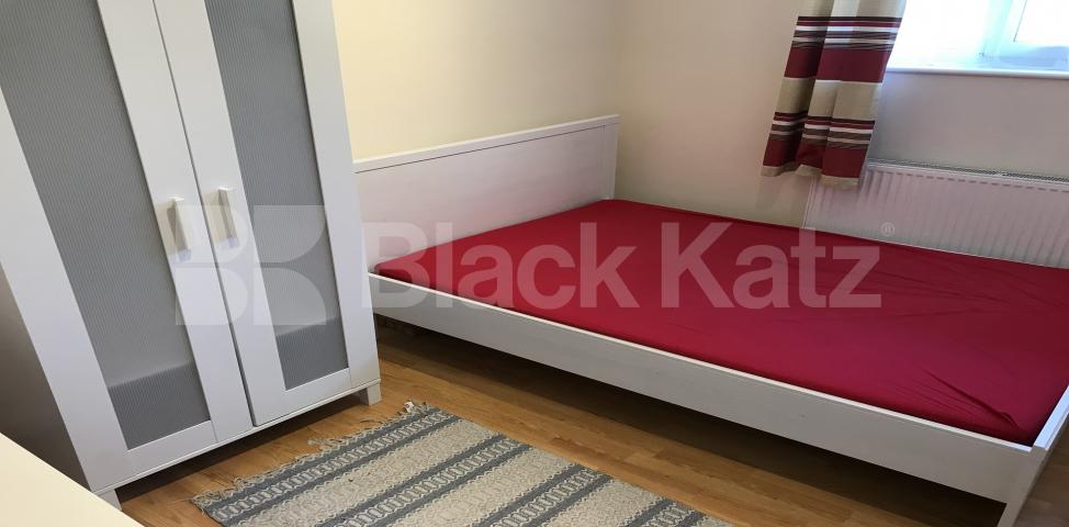 			LET , 3 Bedroom, 1 bath, 0 reception Apartment			 Damien Street , Whitechapel / Aldgate