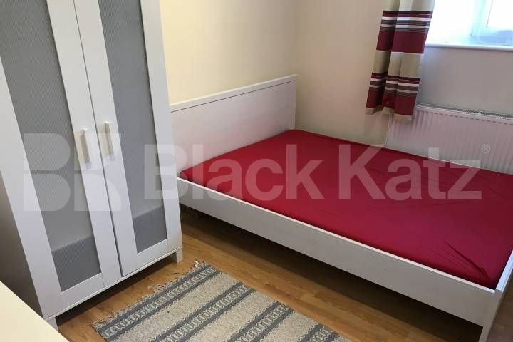 Flooded with natural light & superbly located Damien Street , Whitechapel / Aldgate