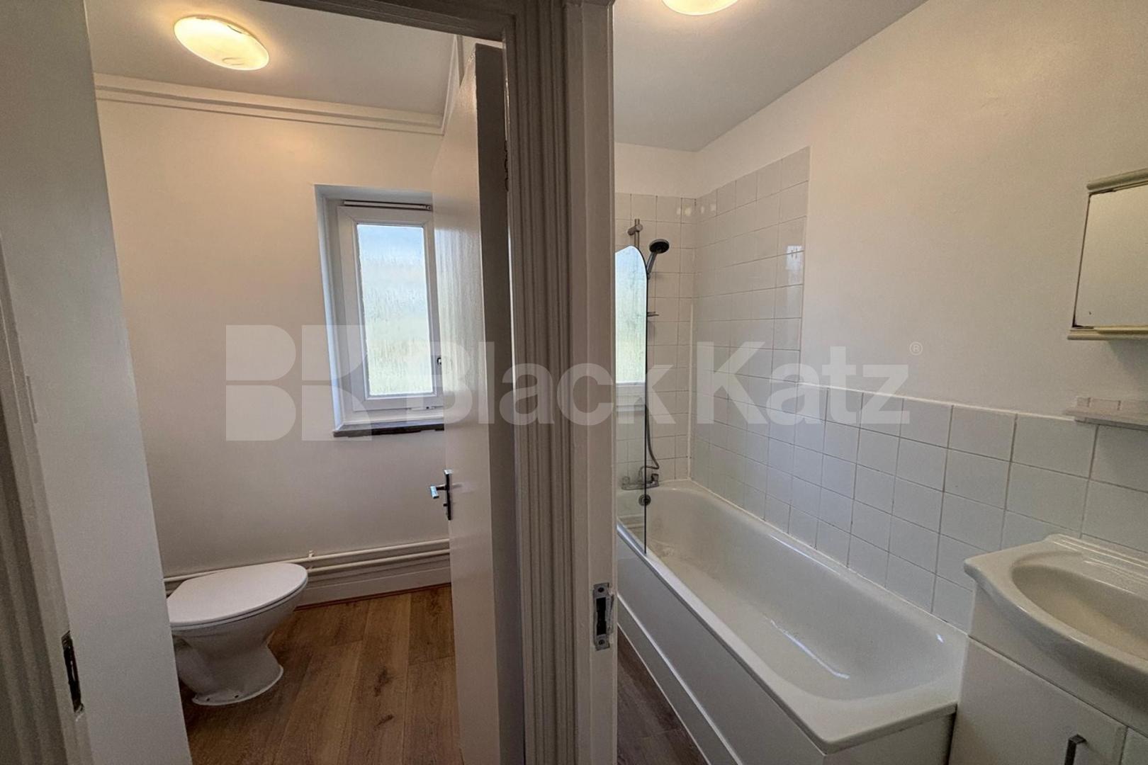 Superbly located & newly redecorated duplex apartment with private patio garden  Burbage Close, Borough 