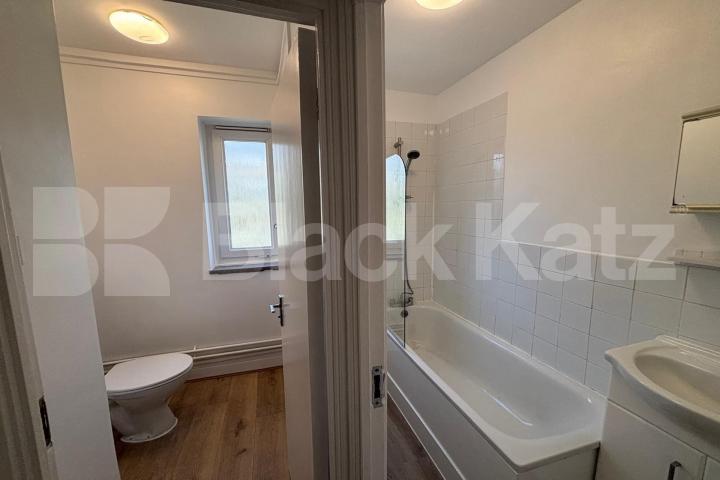 Superbly located & newly redecorated duplex apartment with private patio garden  Burbage Close, Borough 