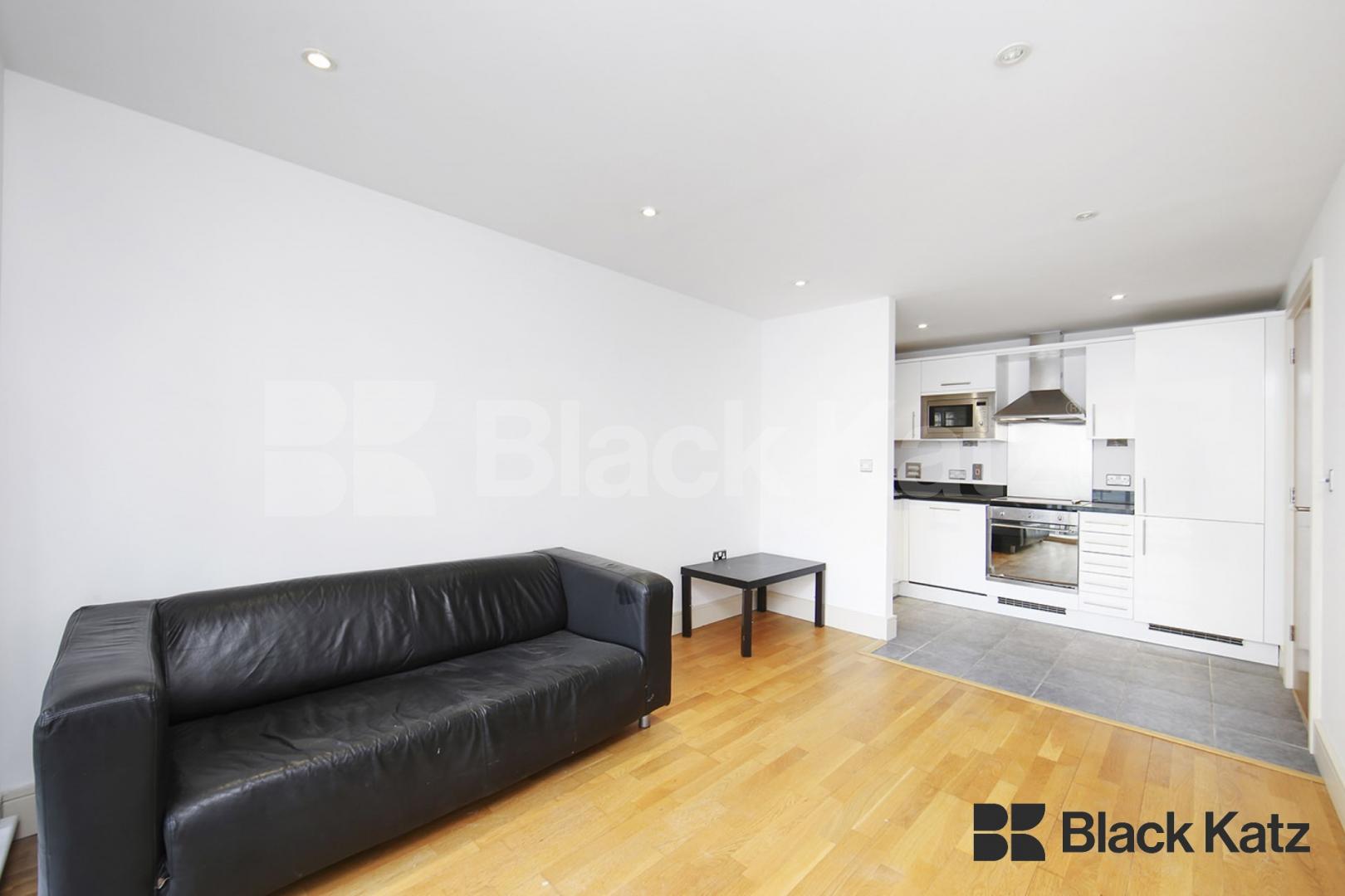 Contemporary Apartment with Balcony, Underground Parking & Water Rates Long Lane, London Bridge