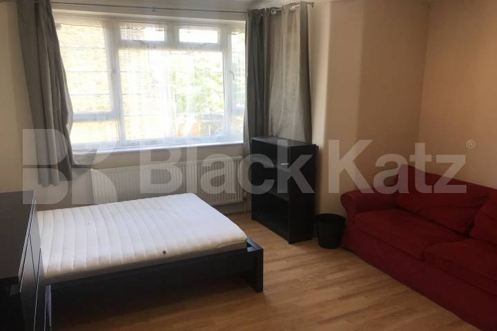 Flooded with natural light & superbly located Damien Street , Whitechapel / Aldgate