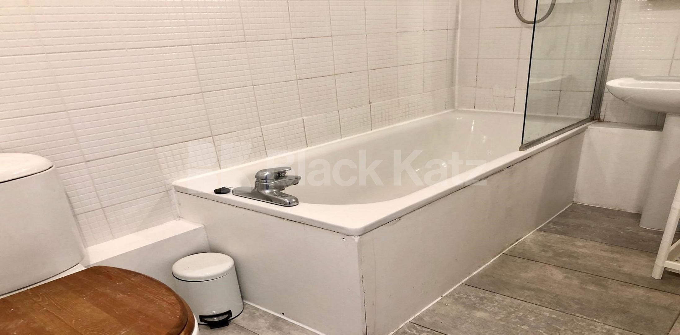 			4 Bedroom, 1 bath, 1 reception Apartment			 Bullen Street, Battersea