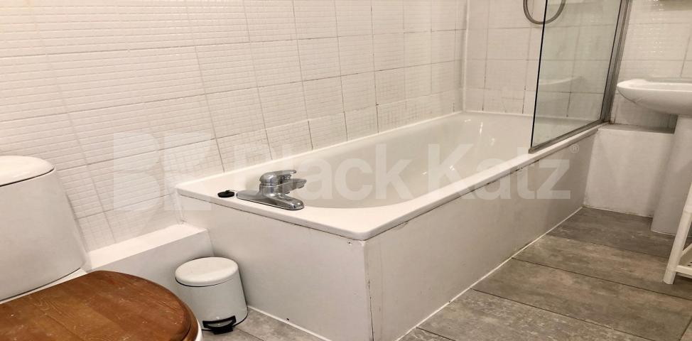 			4 Bedroom, 1 bath, 1 reception Apartment			 Bullen Street, Battersea