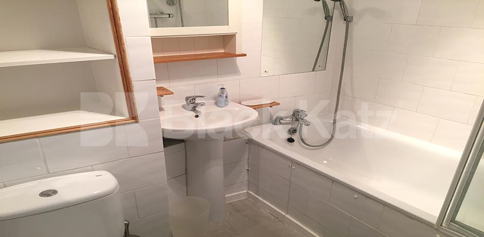 			RENT INCLUDES HEATING & HOT WATER!, 1 Bedroom, 1 bath, 1 reception Flat			 Primrose Hill Road, PRIMROSE HILL