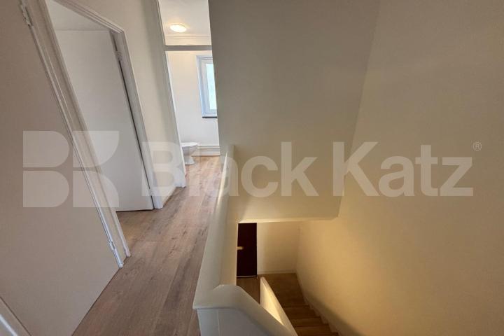 Superbly located & newly redecorated duplex apartment with private patio garden  Burbage Close, Borough 