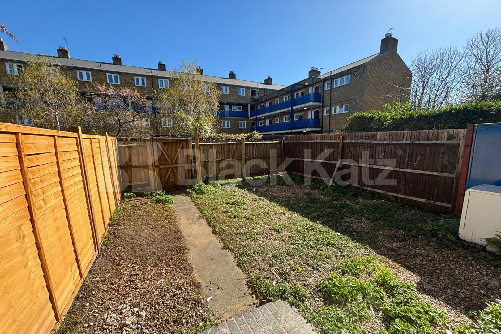 Superbly located & newly redecorated duplex apartment with private patio garden  Burbage Close, Borough 