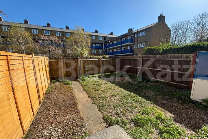 Superbly located & newly redecorated duplex apartment with private patio garden  Burbage Close, Borough 