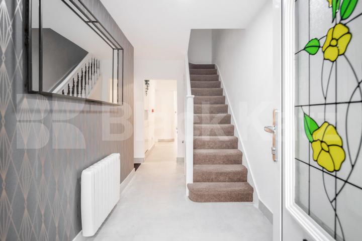 A spacious and well-presented studio apartment available to rent in the sought-after Walton Close, NW2.The studio offers a bright and generously sized living and sleeping area, a private bathroom, and a compact kitchenette, providing everything neede Walton Close, London, NW2 (Inclusive of all bills),  London