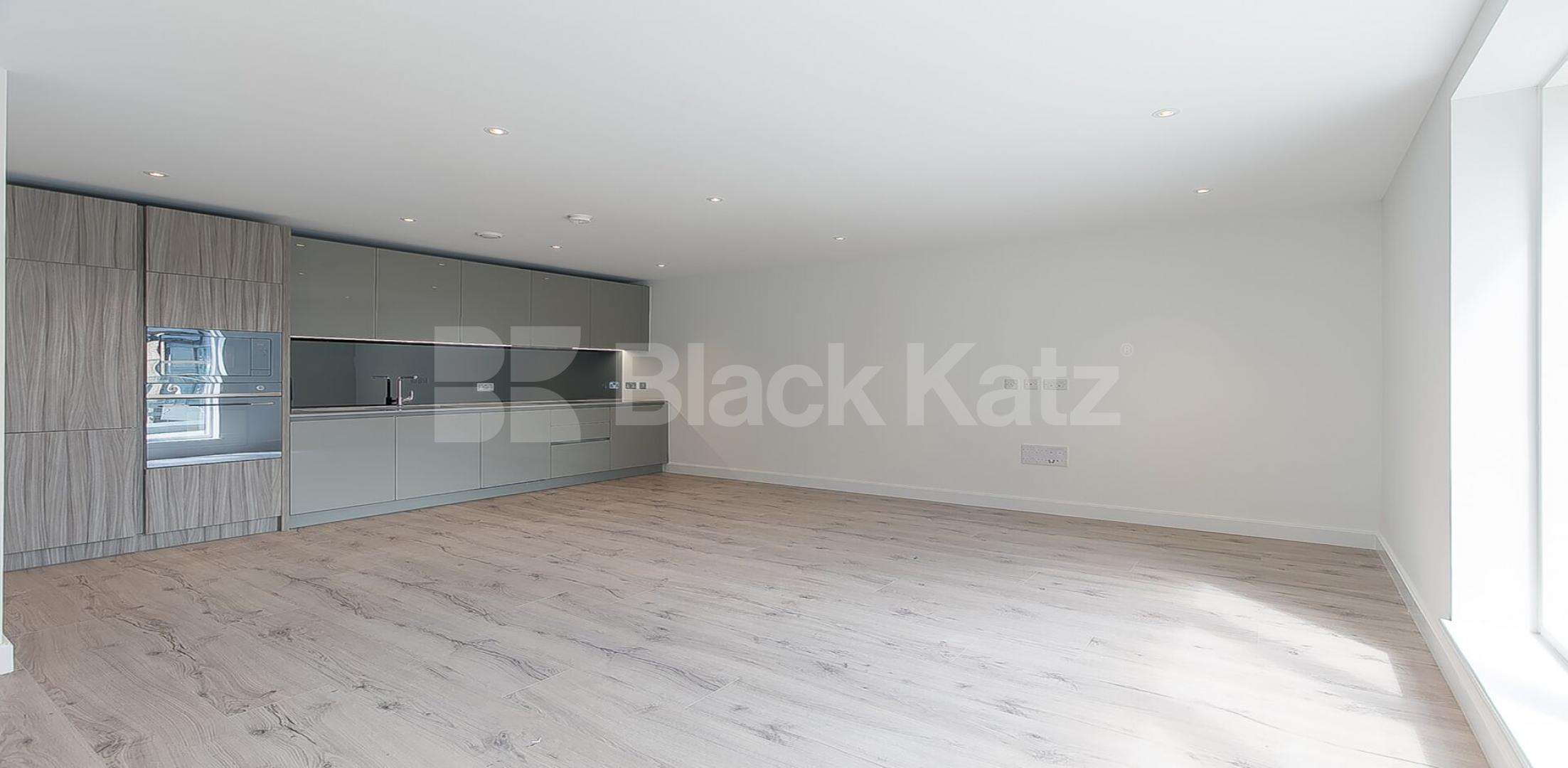 			New Instruction! Private balcony! , 2 Bedroom, 1 bath, 1 reception Apartment			 Smithfield Square , Crouch End / Hornsey