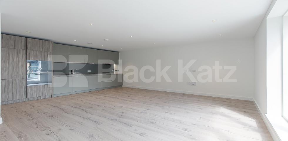 			New Instruction! Private balcony! , 2 Bedroom, 1 bath, 1 reception Apartment			 Smithfield Square , Crouch End / Hornsey