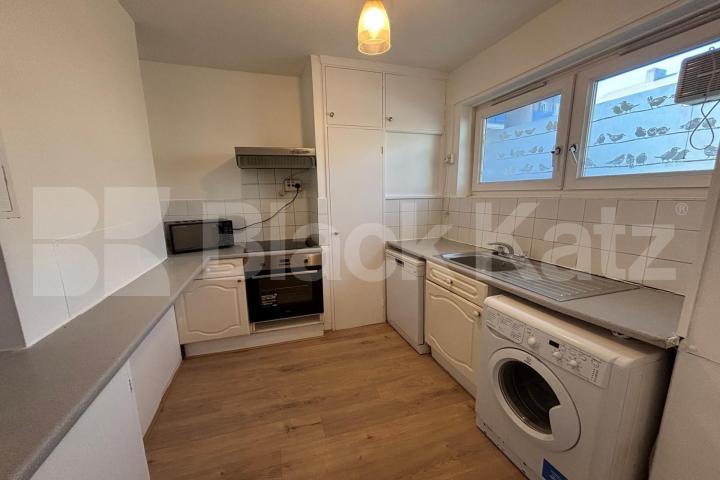 Superbly located & newly redecorated duplex apartment with private patio garden  Burbage Close, Borough 