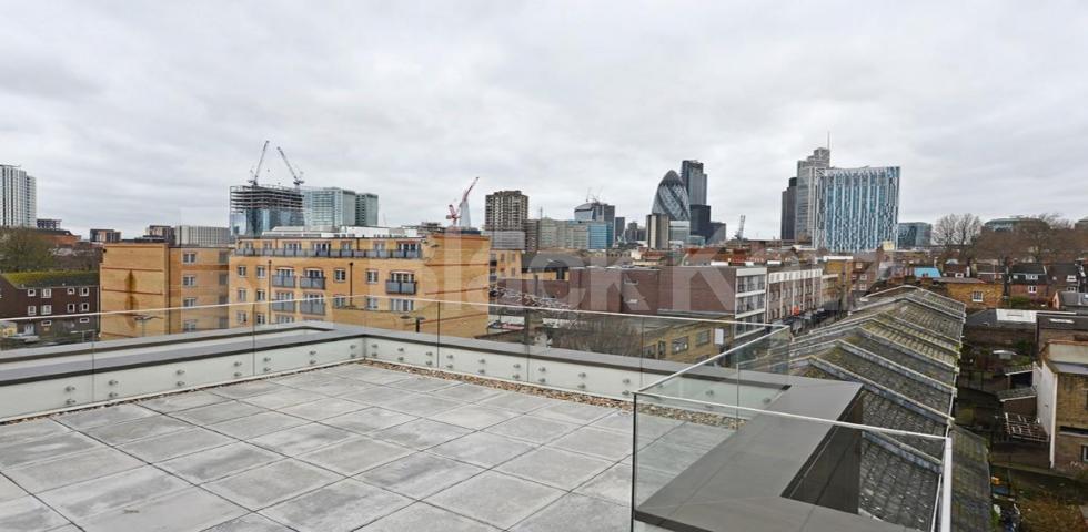 			A MUST SEE, 3 Bedroom, 1 bath, 1 reception Apartment			 Heneage Street E1, Aldgate / Liverpool street