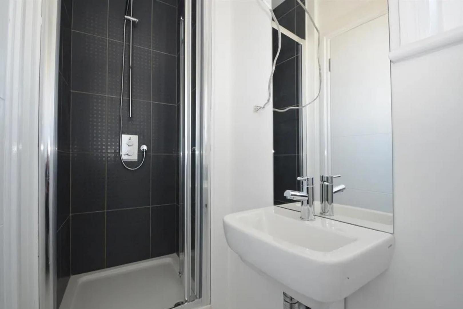 			3 Bedroom, 2 bath, 1 reception Apartment			 Hackney Road, Shoreditch / Bethnal Green