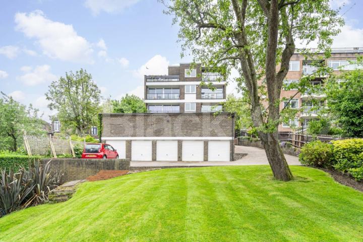 Spectacular panoramic views with a balcony and floor to ceiling windows Shepherds Hill, Highgate