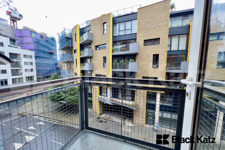 Duplex one bedroomed apartment which Includes Residents Parking & Water Rates Florin Court. Tanner Street, London Bridge 