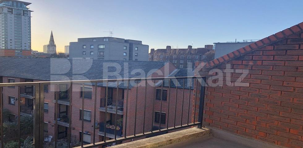 Generous top floor apartment with balcony   Coopers Close, Lambeth North/ Waterloo