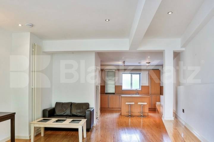 Semi split level, mezzanine area and gorgeous balcony   Newington Causeway, Borough