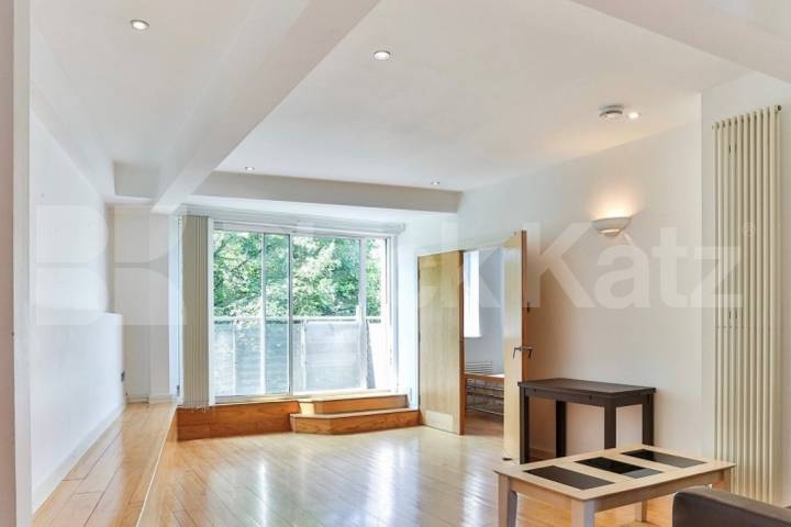 Freshly repainted throughout, wooden floors & superbly located   Newington Causeway, Borough