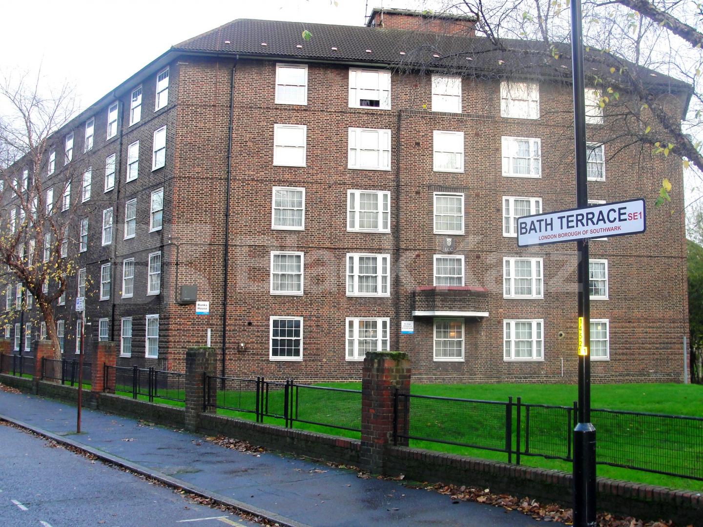 			NEW INSTRUCTION , 4 Bedroom, 1 bath, 1 reception Flat			 Banks House, Rockingham Street, Borough