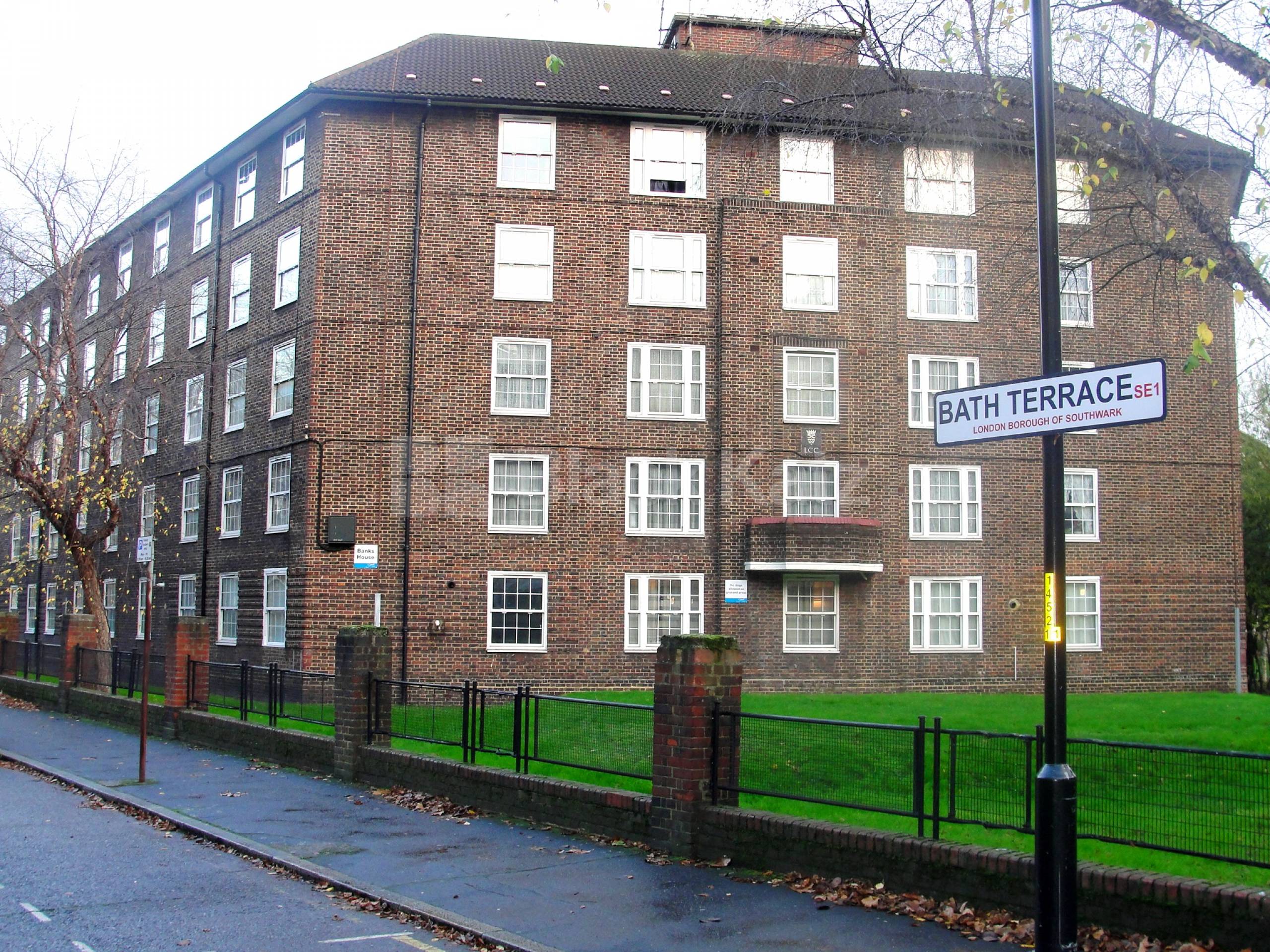 			NEW INSTRUCTION , 4 Bedroom, 1 bath, 1 reception Flat			 Banks House, Rockingham Street, Borough SE1