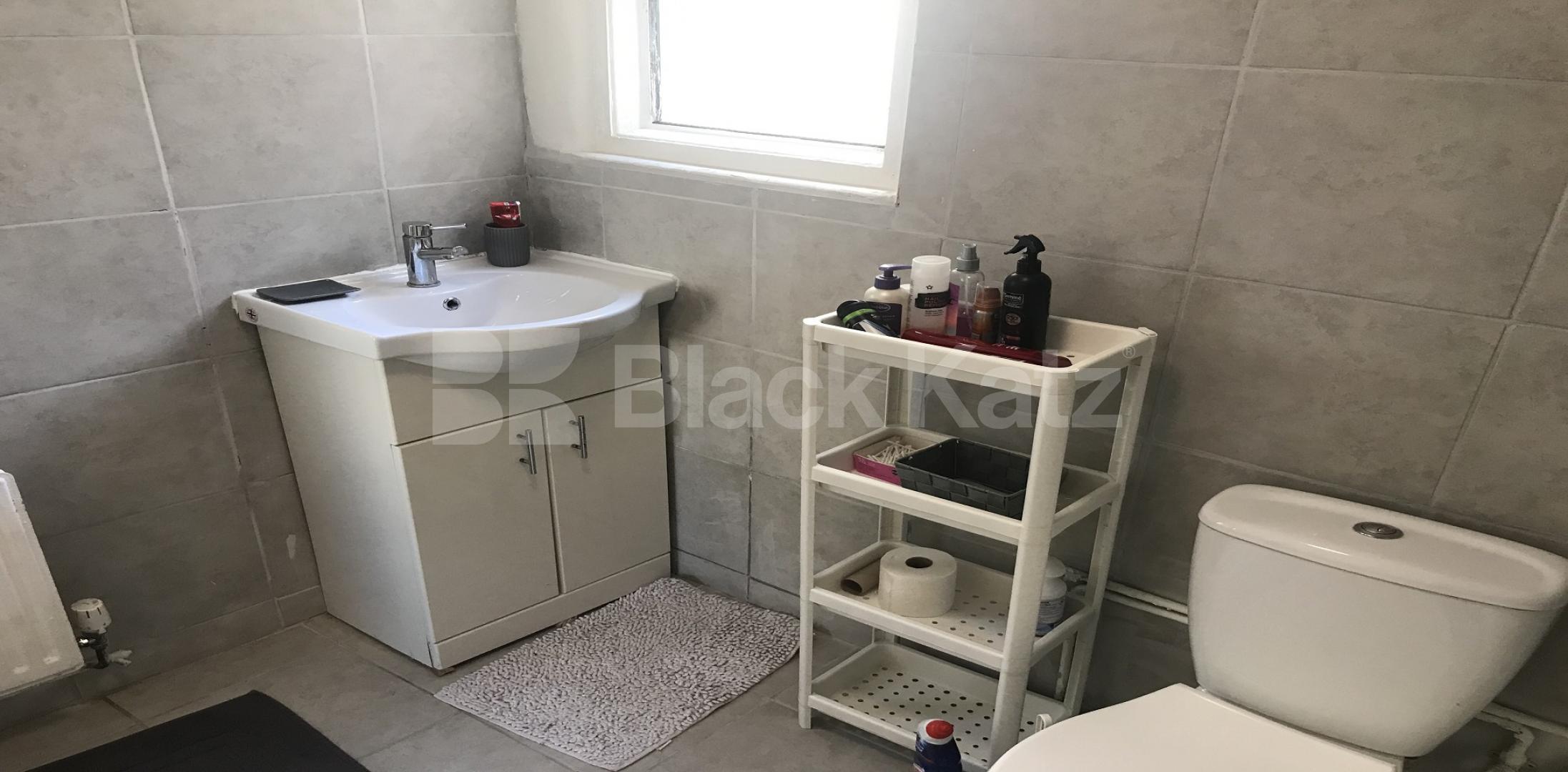 			LET , 4 Bedroom, 1 bath, 1 reception Apartment			 Queenstown Road, Battersea Park